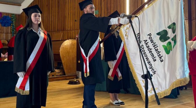 Rozdanie dyplomów absolwentom Powiślańskiej Akademii Nauk Stosowanych